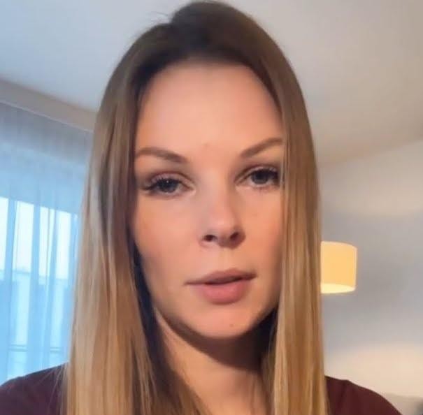 Małgorzata Tomaszewska za kulisami programu telewizyjnego, otoczona sprzętem studyjnym.