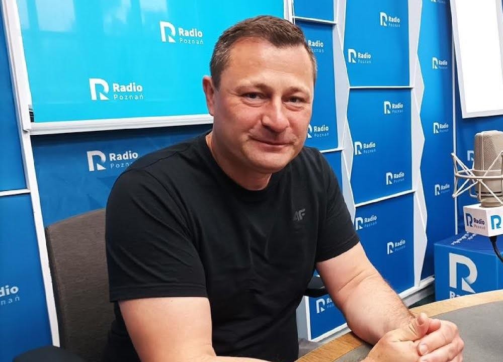 Grafika symbolizująca karierę Krzysztofa Paszyka, przedstawiająca elementy związane z prawem, samorządem lokalnym i polityką krajową.