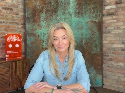 Martyna Wojciechowska podczas jednej ze swoich wypraw, symbolizująca siłę, determinację i pasję do odkrywania świata.