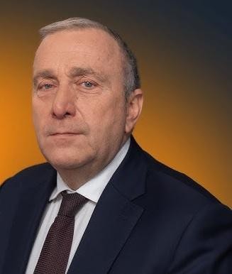 Grzegorz Schetyna podczas przemówienia na wiecu politycznym, ukazujący jego zaangażowanie i dynamikę.