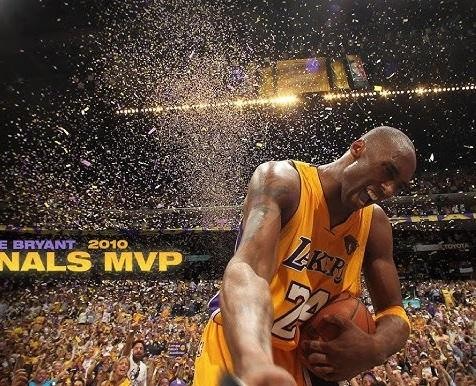 Kobe Bryant uśmiechnięty, w interakcji z fanami, z subtelnymi elementami w barwach Lakers w tle, ukazujący jego charyzmę i bliski kontakt z ludźmi.
