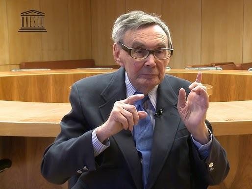 Historyczne zdjęcie przedstawiające biuro redakcji tygodnika „Polityka” z Marianem Turskim w roli kierownika działu historycznego, symbolizujące jego karierę dziennikarską.