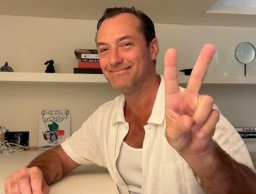 Jude Law w swobodnej, rodzinnej chwili z dziećmi, ukazujący ojcowskie ciepło i autentyczność.