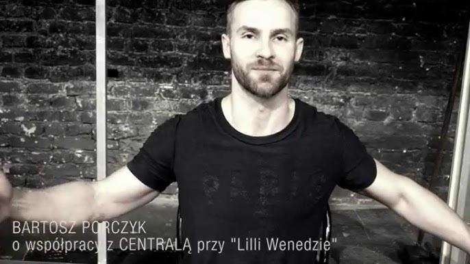 Bartosz Porczyk na scenie teatralnej podczas występu, w dynamicznej pozie.