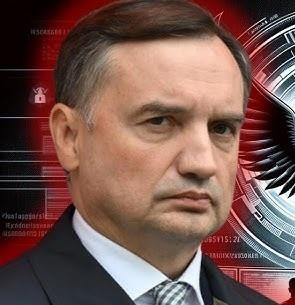 Sędzia lub polityk przemawiający z mównicy podczas ważnego posiedzenia, symbolizujący karierę zawodową i wpływ na wymiar sprawiedliwości.
