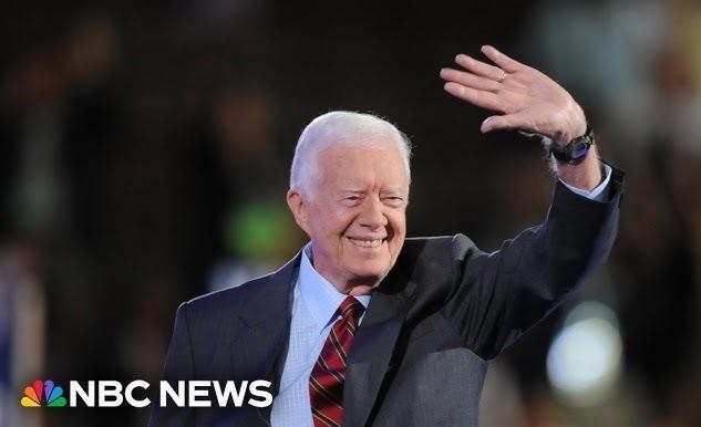 Młody Jimmy Carter w mundurze marynarki wojennej, symbolizujący jego służbę wojskową i edukację.