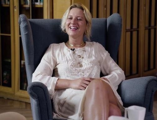 Aleksandra Domańska w akcji na planie filmowym lub teatralnym, dynamicznie wcielająca się w rolę, ukazująca jej talent i zaangażowanie aktorskie.
