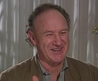 Gene Hackman w Santa Fe, zajmujący się malarstwem lub pisarstwem, odzwierciedlający jego spokojne życie na emeryturze.