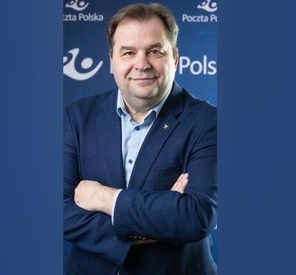 Sebastian Mikosz podczas spotkania biznesowego, symbolizującego jego aktywne zaangażowanie w zarządzanie.