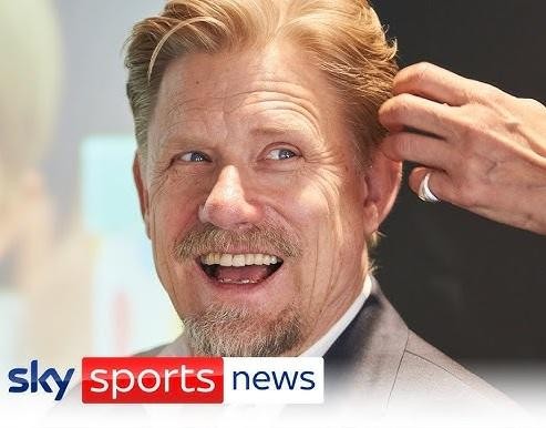 Peter Schmeichel poza boiskiem, w roli komentatora lub ambasadora, ukazujący jego obecną działalność medialną i publiczną.