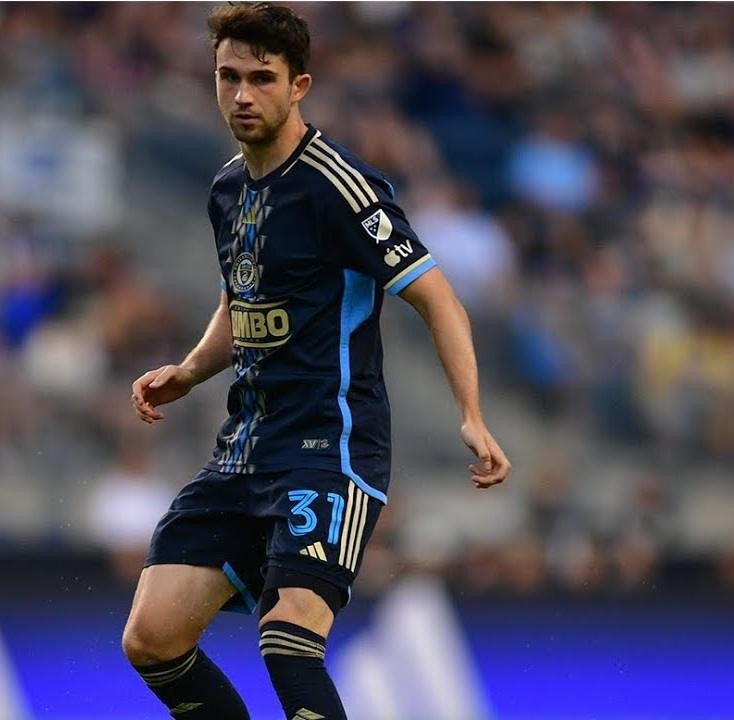 Leon Flach w koszulce Philadelphia Union, w trakcie meczu, skupiony na grze.