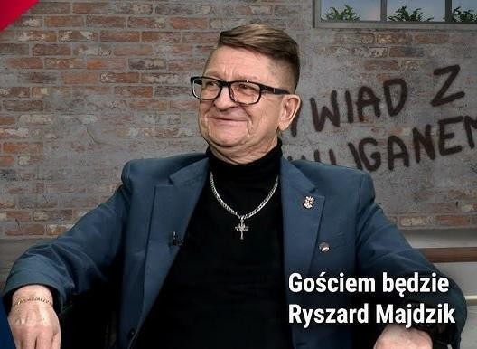 Ryszard Majdzik w czasach PRL, podczas działalności opozycyjnej, kolportujący podziemną prasę, z determinacją w oczach.