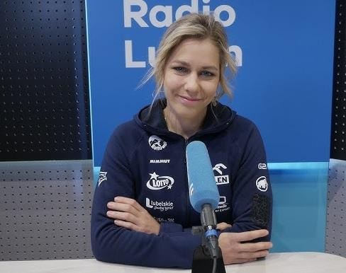 Aleksandra Mirosław w dynamicznej pozie na ściance wspinaczkowej, prezentująca siłę i precyzję podczas wspinaczki.