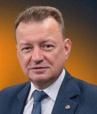 Dom jednorodzinny w Legionowie, w którym mieszka Mariusz Błaszczak, otoczony zielenią.