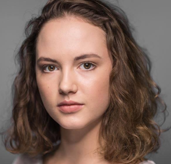 Martyna Byczkowska na planie filmowym, aktorka w pracy, kulisy produkcji, portret naturalny, skupienie.