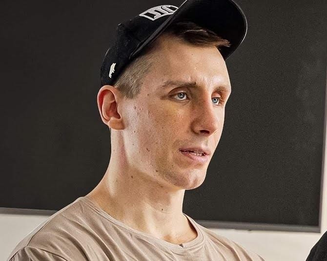 Smartfon z otwartym profilem Instagram Owcy WK (@owcawk) otoczony akcesoriami fitness, odżywkami i elementami zdrowego stylu życia, symbolizujący jego influencerską działalność.