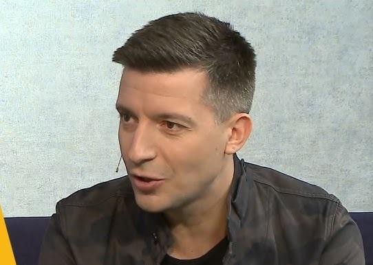 Zeszyt podróżny lub stos książek o tematyce podróżniczej, z widoczną mapą lub piórem.