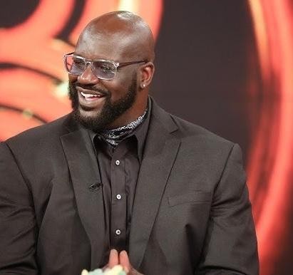 Kolaż przedstawiający Shaquille'a O'Neala w otoczeniu symboli jego różnorodnych karier: koszykówki, rapu, aktorstwa, przedsiębiorczości i filantropii.
