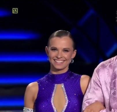 Ola Filipek i Wojciech Kucina tańczący na parkiecie programu „Taniec z gwiazdami”, uchwyceni w dynamicznej pozie podczas występu.