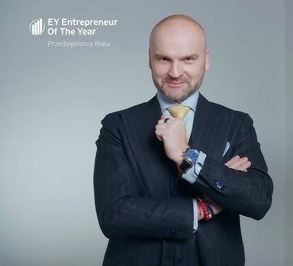 Paczkomaty InPost w miejskim otoczeniu, podkreślające ich nowoczesność i łatwość dostępu.