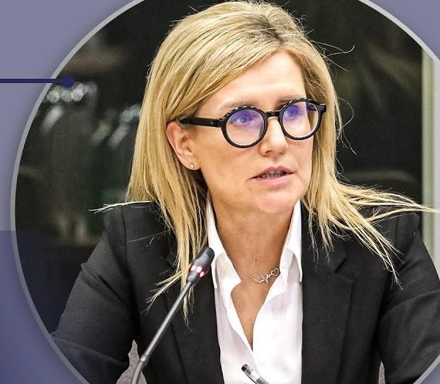Ewa Wrzosek w biurze, symbolizująca profesjonalizm i zaangażowanie w pracę prokuratora.