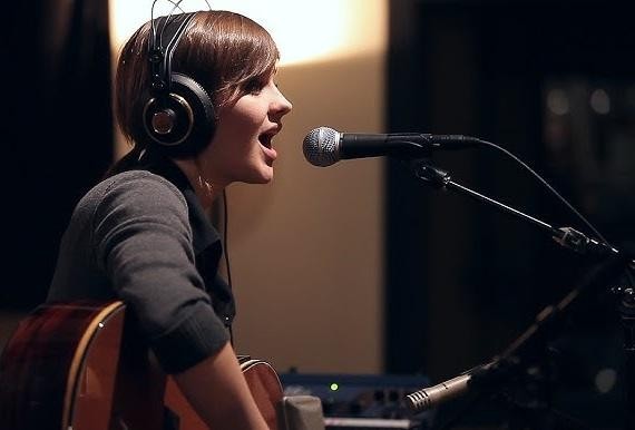 Jane Marczewski (Nightbirde) śpiewająca na scenie programu 