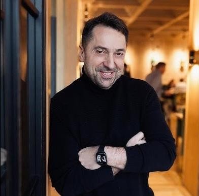 Marcin Miller występuje na koncercie z zespołem Boys, śpiewając do mikrofonu na dynamicznie oświetlonej scenie, oddając energię występu disco polo.