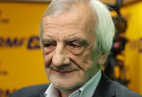 Ryszard Terlecki podczas publicznego wystąpienia, oddający jego dynamikę i zaangażowanie w życie polityczne.