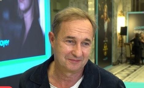 Marek Kalita w swobodnej interakcji z fanami lub w zakulisowej chwili, ukazujący jego przystępną stronę.