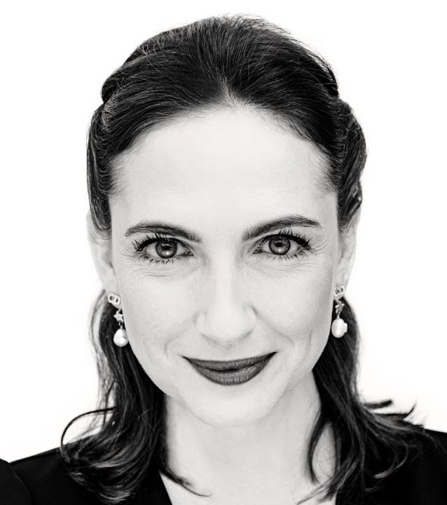Anna Cieślak na planie filmowym, w trakcie pracy, w otoczeniu sprzętu filmowego.