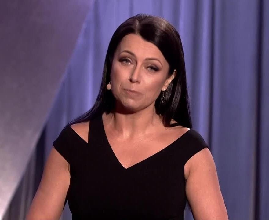 Adrianna Borek w stroju Krystyny, gosposi, dynamicznie gestykulująca na scenie podczas występu kabaretowego.