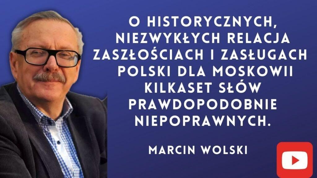 Symboliczne przedstawienie różnorodnej kariery Marcina Wolskiego, z elementami nawiązującymi do jego pracy w radiu, telewizji oraz twórczości pisarskiej i satyrycznej.