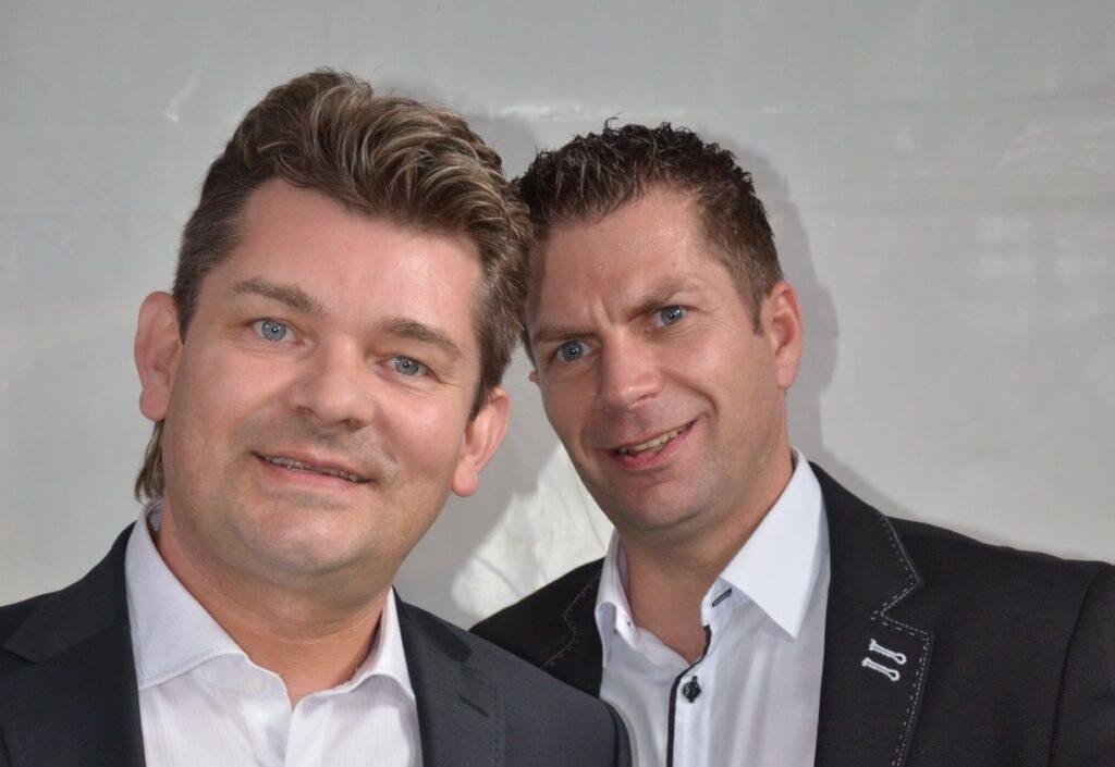 Dynamiczne ujęcie Ryszarda Warota na scenie podczas występu z zespołem Akcent, grającego na klawiszach, z widoczną energią koncertu disco polo.