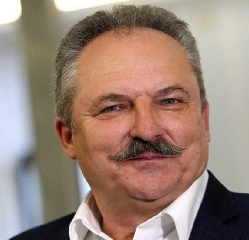 Marek Jakubiak w otoczeniu symbolizującym jego karierę polityczną.