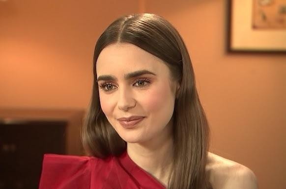 Lily Collins w zadumanej pozie, subtelnie nawiązującej do jej pasji pisarskich i autorskich dokonań.