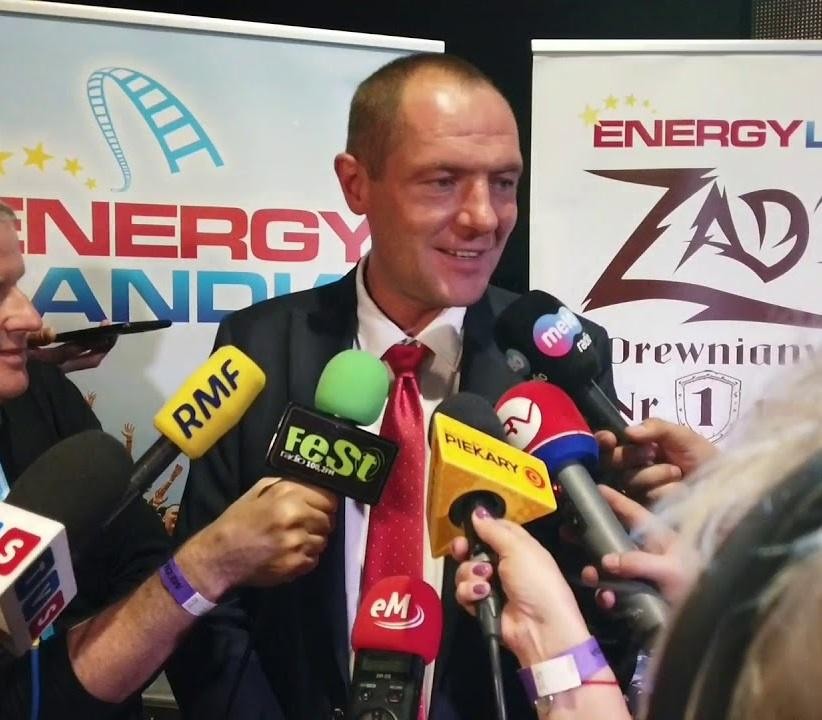 Portret Marka Goczała, przedsiębiorcy i kierowcy rajdowego, z zamyślonym wyrazem twarzy, subtelne tło.