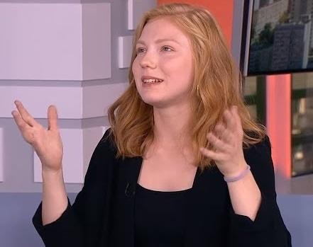 Edyta Torhan w dynamicznej scenie teatralnej, ukazująca intensywność i pasję występu na scenie, z dramatycznym oświetleniem.