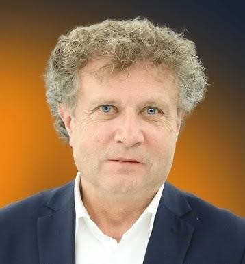 Jacek Karnowski uprawiający żeglarstwo lub narciarstwo, ukazujący jego pasję do sportów wodnych lub zimowych.