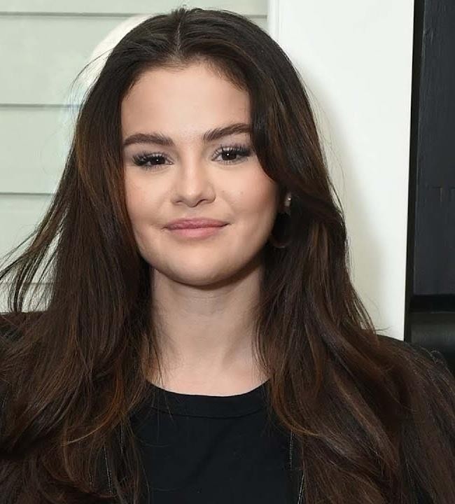 Selena Gomez w trakcie spotkania z fanami lub podczas wydarzenia charytatywnego, ukazująca jej zaangażowanie społeczne.