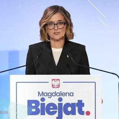 Magdalena Biejat podczas wystąpienia publicznego, z pasją mówiąca o sprawach społecznych i prawach człowieka.