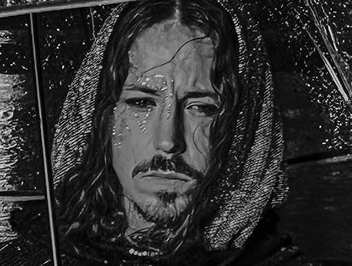 Michał Szpak z bliska, ukazujący jego charakterystyczny makijaż, fryzurę i unikatowy styl ubioru, podkreślający jego naturalną charyzmę.