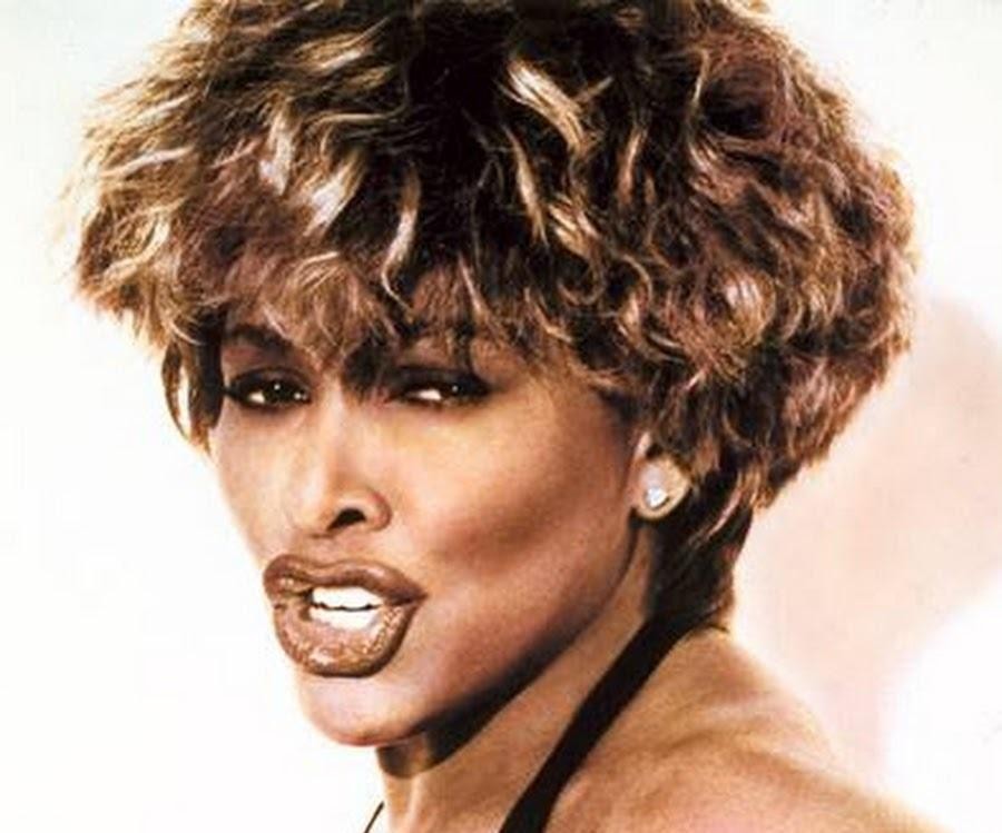 Tina Turner występuje na koncercie w Maracanã Stadium, ukazując ogromną publiczność i dynamiczną energię występu.