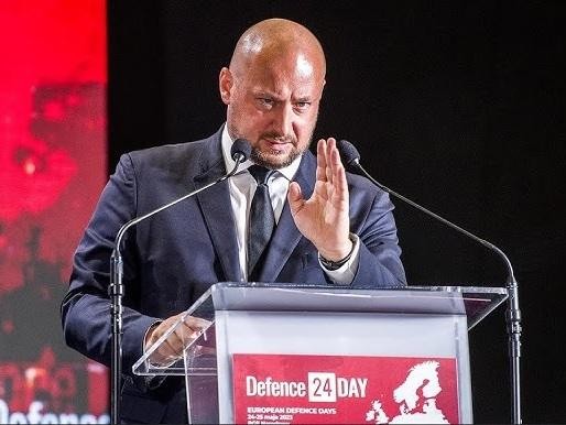 Jacek Siewiera w biurze Szefa BBN, zamyślony nad mapami strategicznymi.
